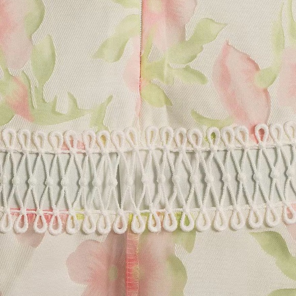 NWT Chic V-Neck Floral Dress with Lace Details - Picture 3 of 6